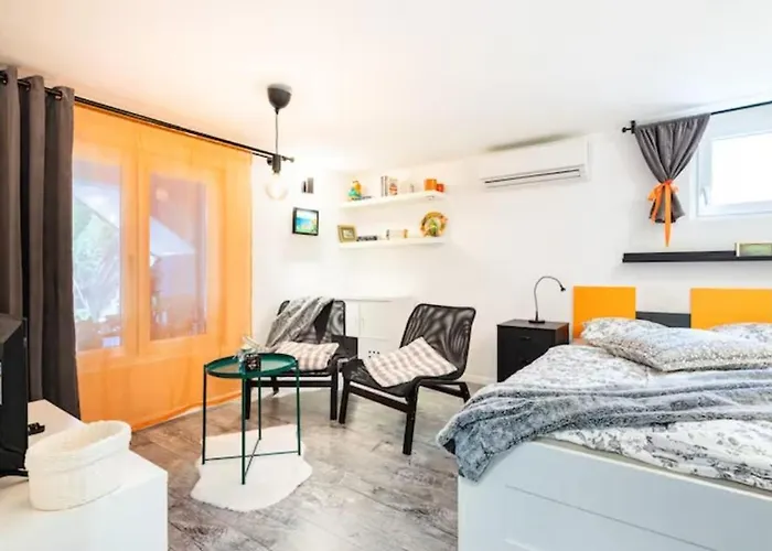 New Studio Apartment Emmy With Free Street Parking