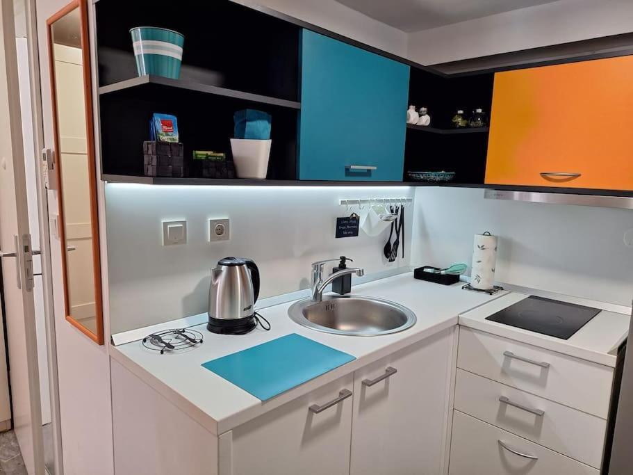 New Emmy With Free Street Parking Apartment *