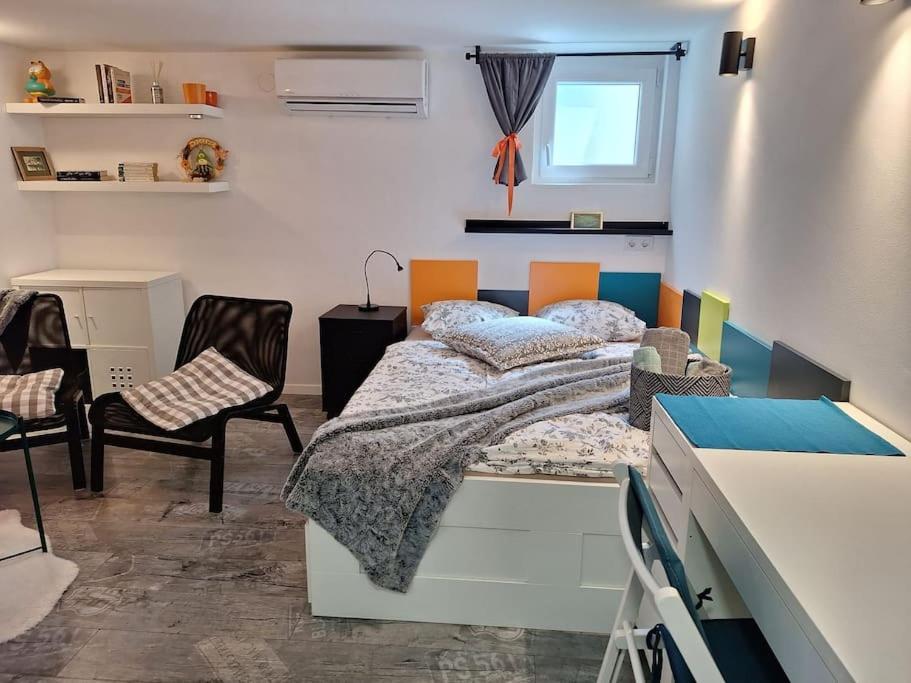 Apartment New Emmy With Free Street Parking