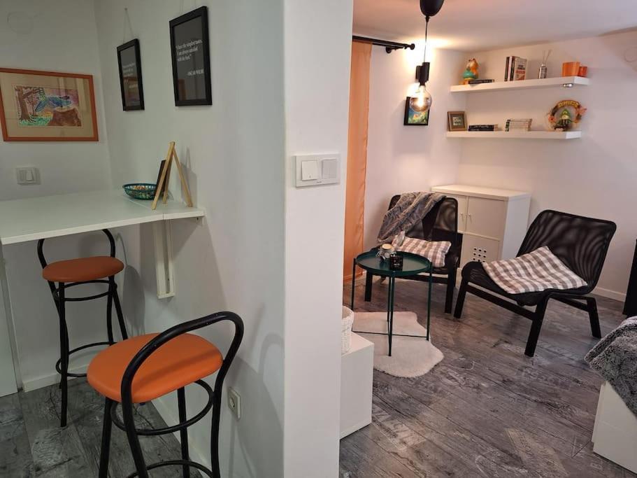Apartment New Emmy With Free Street Parking