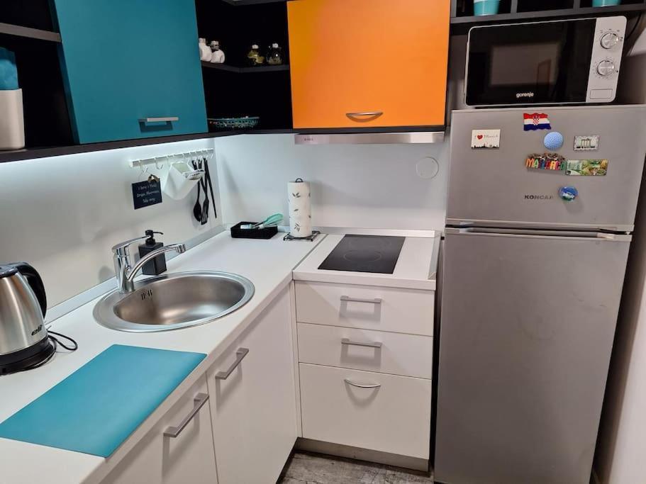 New Emmy With Free Street Parking Apartment