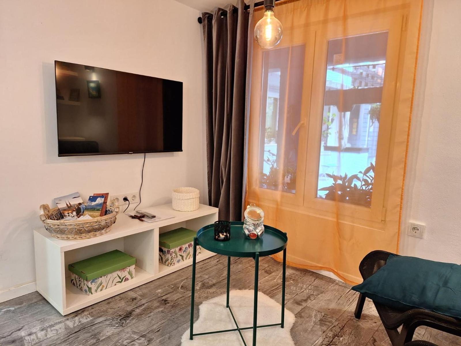 Apartment New Emmy With Free Street Parking *